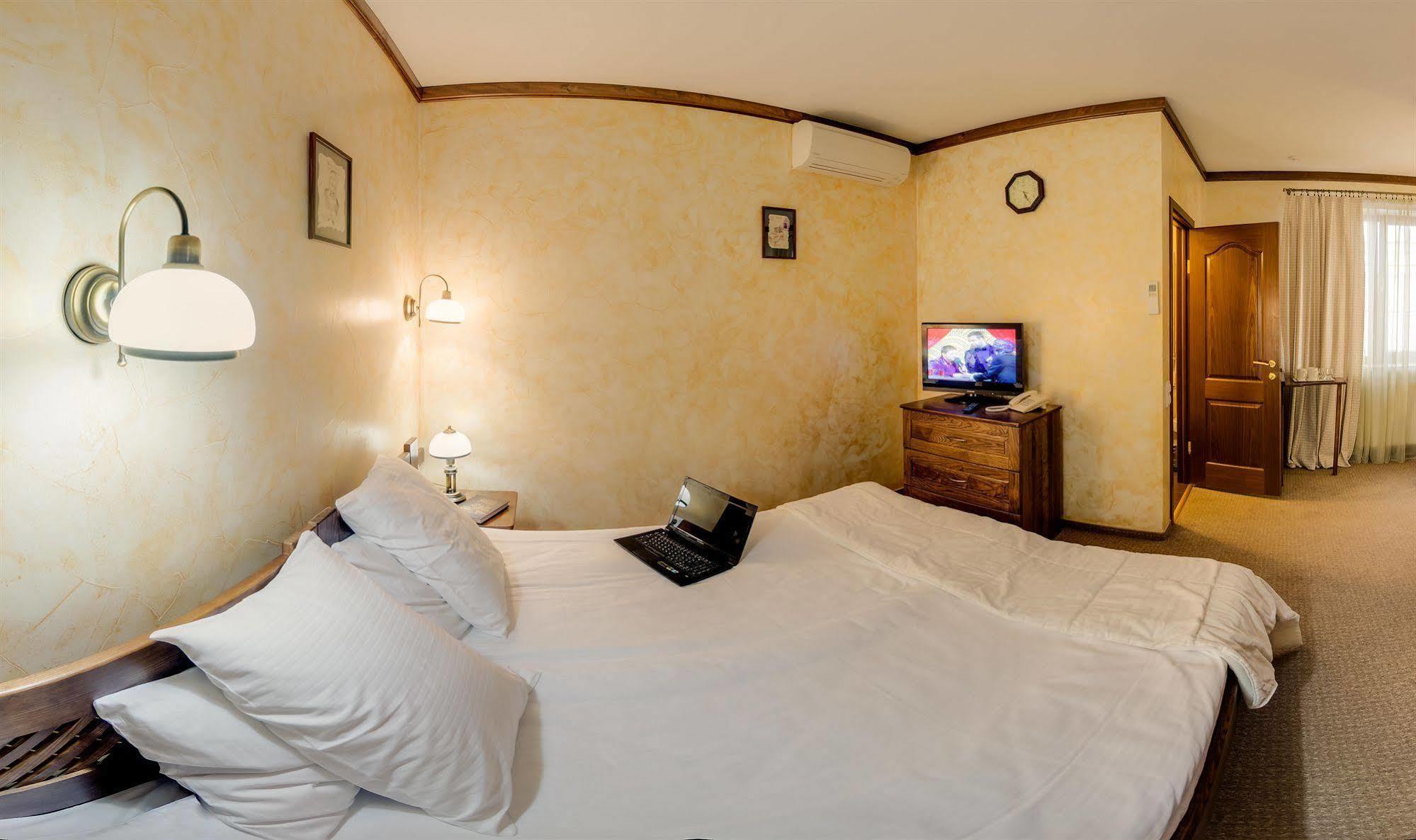 Pid Templem Hotel Ivano-Frankivs'k Ngoại thất bức ảnh
