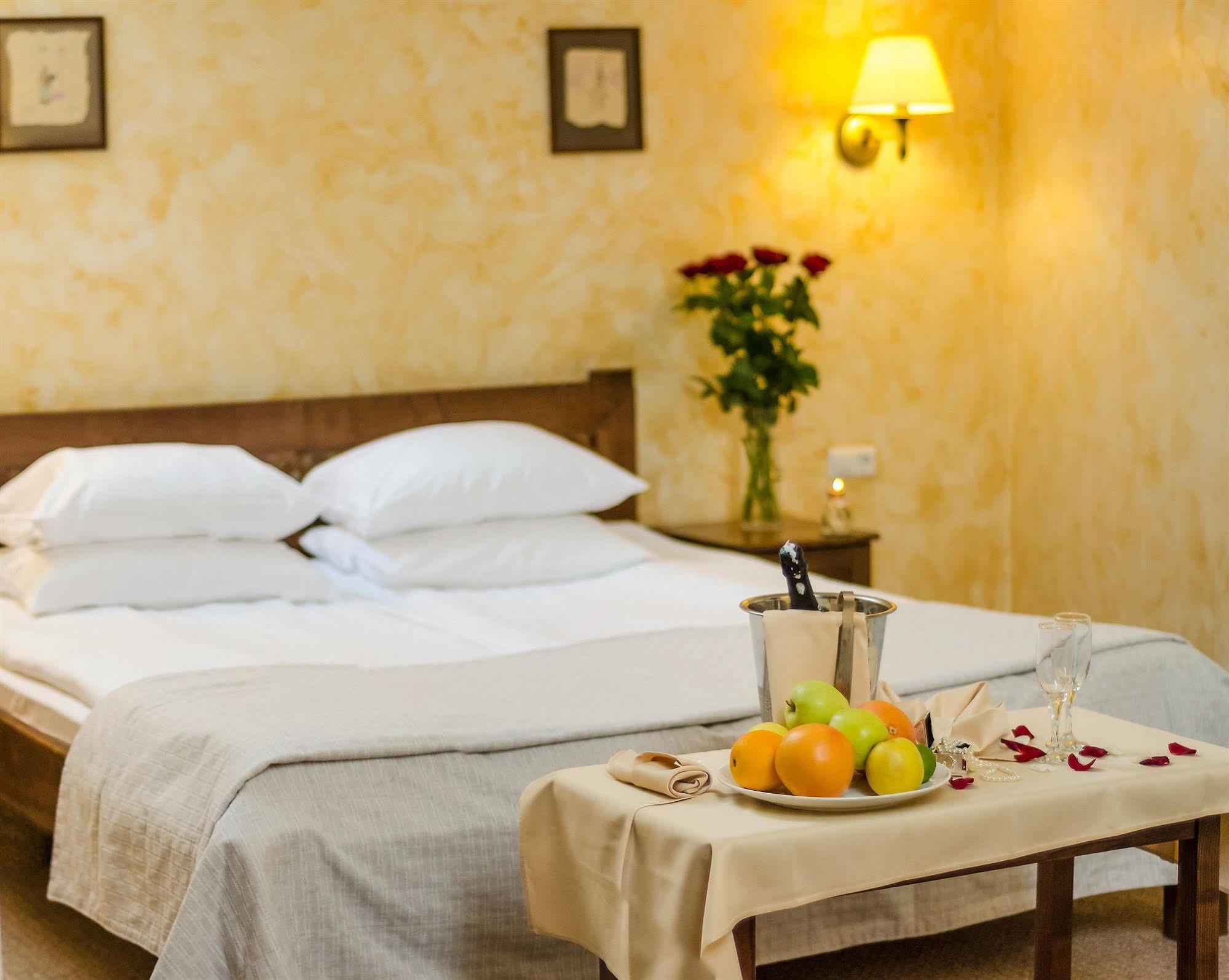 Pid Templem Hotel Ivano-Frankivs'k Ngoại thất bức ảnh